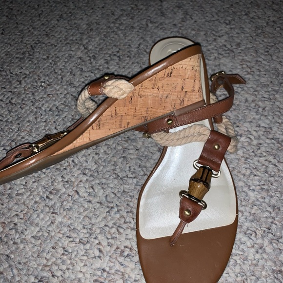 Brown low wedge sandal - Picture 2 of 3